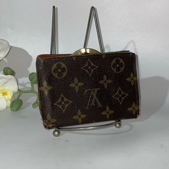 Authentic Louis Vuitton Monogram Kisslock Wallet - Picture 2 of 13